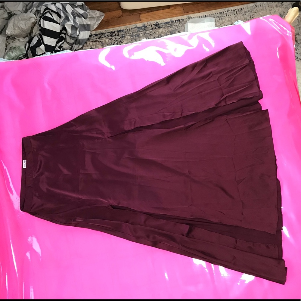 Shiny maroon long skirt - Picture 2 of 6